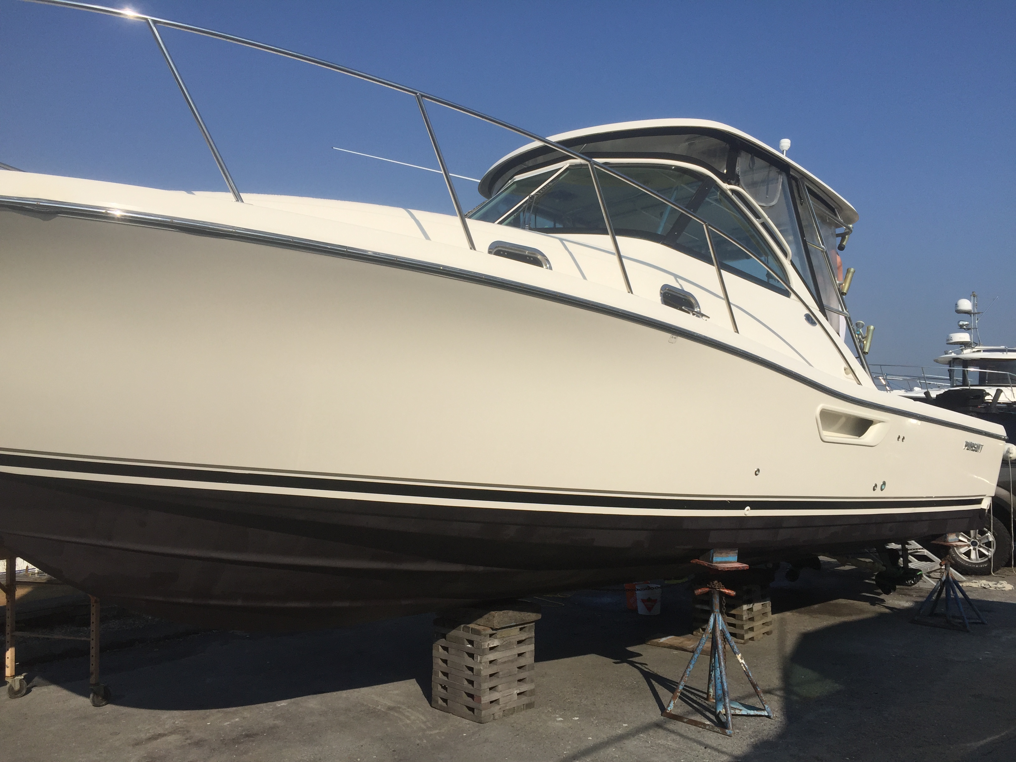 Onsite mobile boat repair service from MRV Marine Services at Skyline Marina in Richmond BC. Bottom painting, gel coat repairs and complete polishing and waxing maintenance service.